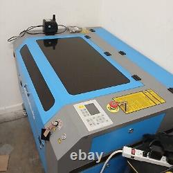 Machine de découpe et de gravure au laser CO2 OMTech AF2028-60 60W avec mise au point automatique et lit de 20x28 pouces