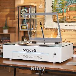 Machine de découpe et de gravure laser CO2 de bureau OMTech Polar 50W avec axe rotatif.